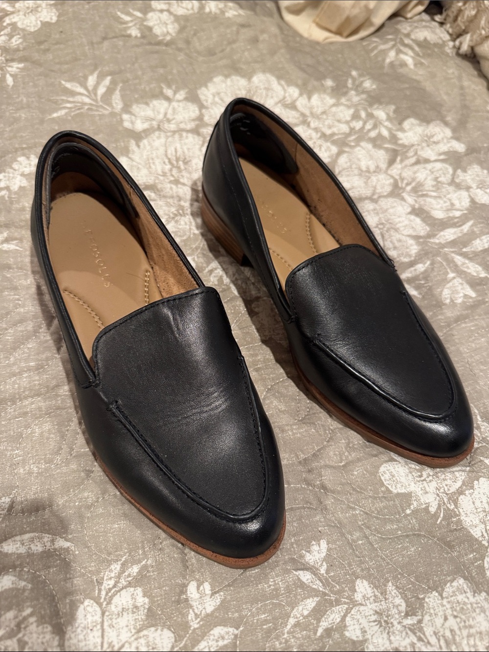 AEROSOLES Black Pointed Toe Leather Loafers